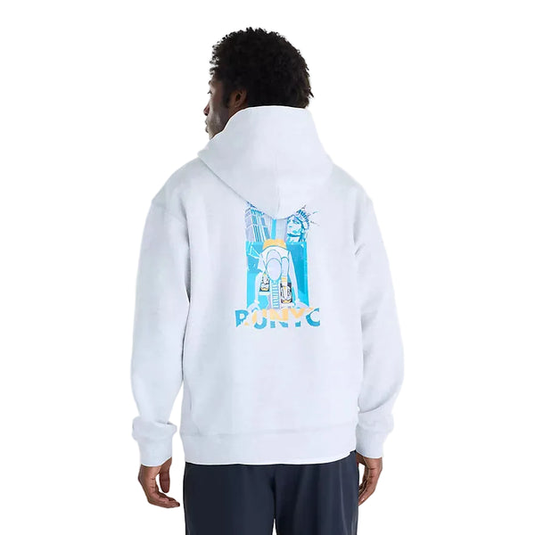 En person har en lysegrå New Balance NYC Marathon Athletics Graphic-hoodie på med en illustration af Frihedsgudinden og teksten P.NYC på ryggen.