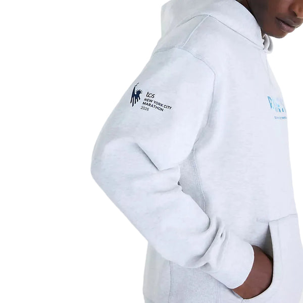 New Balance NYC Marathon Athletics Graphic-hoodie i farven Ash Heather med et TCS New York City Marathon-logo på højre ærme.
