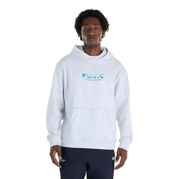 En person iført en New Balance NYC Marathon Athletics Graphic Hoodie i farven Ash Heather – en grå hættetrøje med påskriften RUNYC og tcs new york city marathon trykt på brystet.