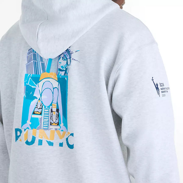 New Balance NYC Marathon Athletics-hoodie i farven Ash Heather med et motiv af en løber, Frihedsgudinden og byens bygninger på ryggen samt et lille logo på ærmet.