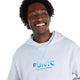 En smilende person har en lysegrå New Balance NYC Marathon Athletics Graphic-hoodie på (herremodel, farven Ash Heather), hvor der står RUN NYC og TCS New York City Marathon trykt på brystet.