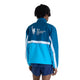 Person iført en blå New Balance NYC Marathon-jakke i farveblokdesign, Herre, Altitude, med TCS New York City Marathon 2026-logoet på ryggen.