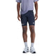 En person har sorte New Balance NYC Marathon RC Pocket Half Tights 9″, Herre, på, hvor løbslogoet er placeret på højre ben.