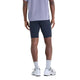 Bagfra-billede af en person iført sorte New Balance NYC Marathon RC Pocket Half Tights 9″, Herre, en grå trøje, hvide sokker og sportssko.