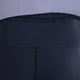 Nærbillede af sorte New Balance NYC Marathon RC Pocket Half Tights 9″ løbeshorts til mænd med en lomme med lynlås på bagsiden af linningen.