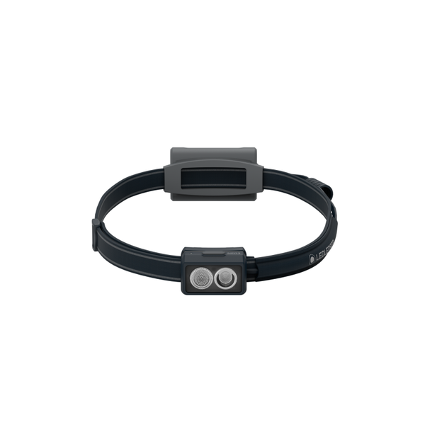 Led Lenser Neo 3 400 Lumens Unisex-pandelampe i sort, ideel til løb, har en justerbar rem og en rektangulær lysenhed med to runde LED'er, der vises på en almindelig hvid baggrund.