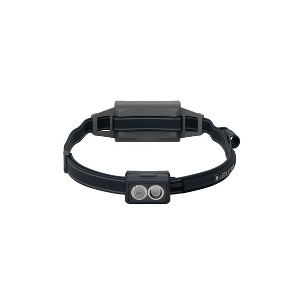 Led Lenser Neo 5R 600 Lumens Unisex Black pandelampe har en justerbar rem, en rektangulær frontenhed med to cirkulære pærer og en batteripakke bagpå. Perfekt til løb, vist mod en almindelig hvid baggrund.