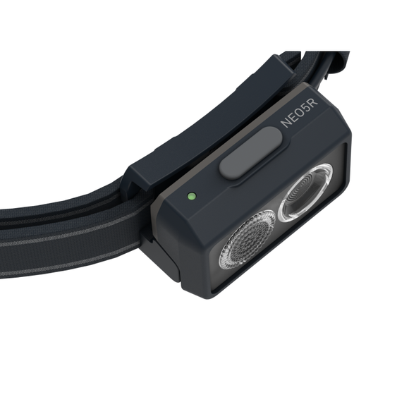 Nærbillede af Led Lenser Neo 5R 600 Lumens pandelampe, unisex og sort, med to runde linser, en enkelt topknap og en justerbar rem - perfekt løbelygte til løbere.