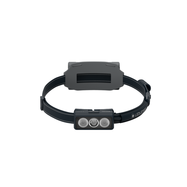 Led Lenser Neo 9R 1200 Lumens Unisex-pandelampe i sort har tre frontvendte LED'er og en rektangulær batteripakke bagpå - ideel til trailløb. Vist på en almindelig lysegrå baggrund.
