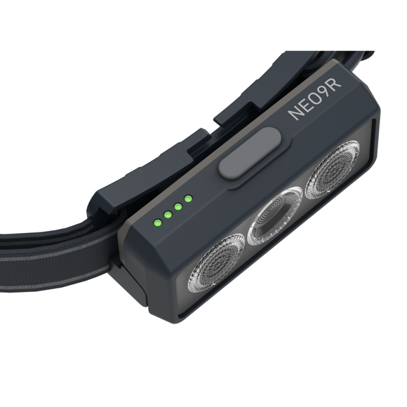 Nærbillede af Led Lenser Neo 9R 1200 Lumens unisex-pandelampe i sort med fire grønne indikatorlamper, en central knap, to runde lamper, sensor og justerbar rem - ideel til trailløb.