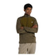 En person står med armene over kors iført en grøn New Balance Athletics Heat Grid 1/2 Zip for men in Woodland Heather og beige bukser på en hvid baggrund.