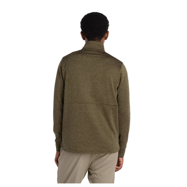En person med kort, krøllet hår ses bagfra iført en New Balance Athletics Heat Grid 1/2 Zip til mænd i Woodland Heather og beige bukser på en hvid baggrund.