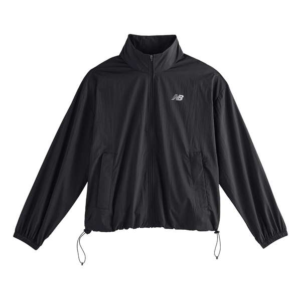 New Balance Athletics Packable Jacket til kvinder i sort har lange ærmer, lynlås foran, elastik forneden og ved håndleddene, to forlommer, snore forneden, et lille NB-logo på brystet og WATER DEFY-teknologi til beskyttelse mod vejret.