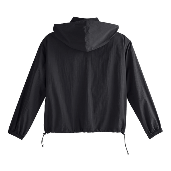New Balance Athletics Packable Jacket til kvinder i sort har lange ærmer, elastiske manchetter, justerbare snore forneden og WATER DEFY-teknologi. Vist bagfra på en hvid baggrund.