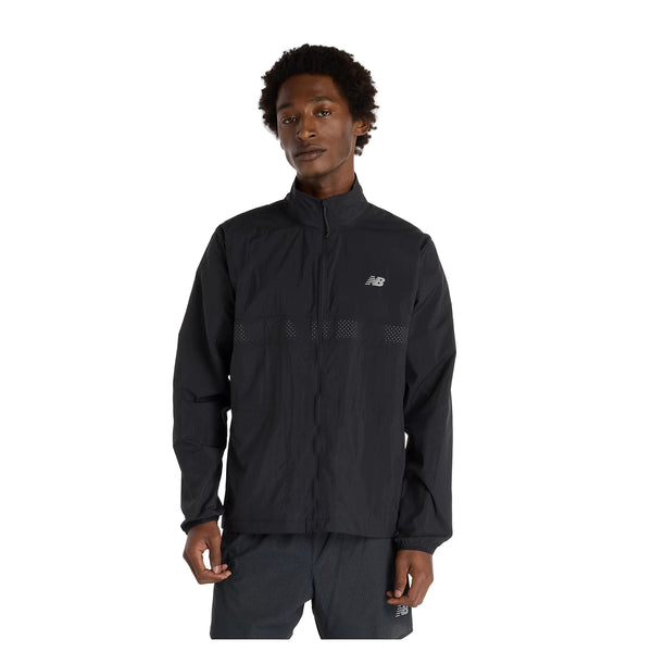 En person kigger fremad iført den sorte New Balance Athletics Reflective Packable Jacket til mænd med et diskret logo på venstre bryst og perforerede detaljer foran, sammen med mørke bukser på en almindelig hvid baggrund.