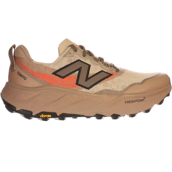 New Balance Freshfoam Hierro V9, Dame i Desert Clay har et solbrunt og orange design med et sort N-logo, Hierro- og Fresh Foam-labels og en struktureret Vibram Megagrip-sål, der giver fremragende greb.