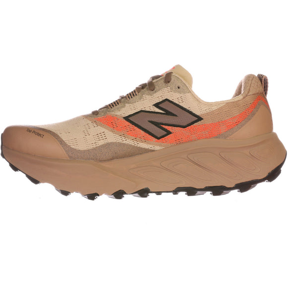 Sidebillede af en New Balance Freshfoam Hierro V9 Dame Desert Clay-trailløbesko med sort N-logo, orange detaljer og en slidstærk Vibram Megagrip-sål, der giver optimalt greb på stier.