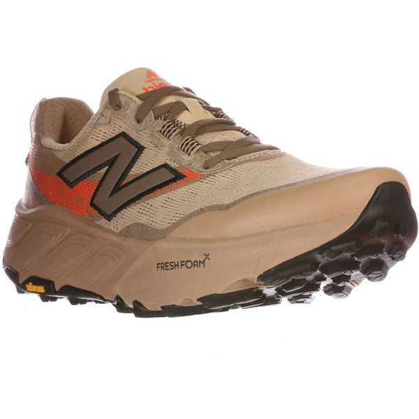 New Balance Freshfoam Hierro V9 trail-løbesko dame i Desert Clay har beige og tan farver, sort "N"-logo, orange hældetalje, Vibram Megagrip ydersål og slidstærk sål med "Fresh Foam" på siden.