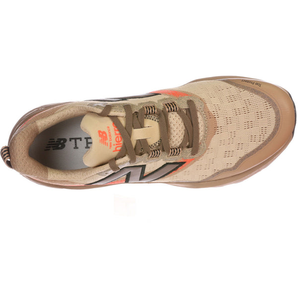Et billede oppefra og ned af New Balance Freshfoam Hierro V9 Dame i Desert Clay med beige snørebånd, overdel i mesh, sort og sølv logo, Vibram Megagrip sål, orange detaljer og "NB" og "T" branding på indersålen.