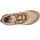Et billede oppefra og ned af New Balance Freshfoam Hierro V9 Dame i Desert Clay med beige snørebånd, overdel i mesh, sort og sølv logo, Vibram Megagrip sål, orange detaljer og "NB" og "T" branding på indersålen.