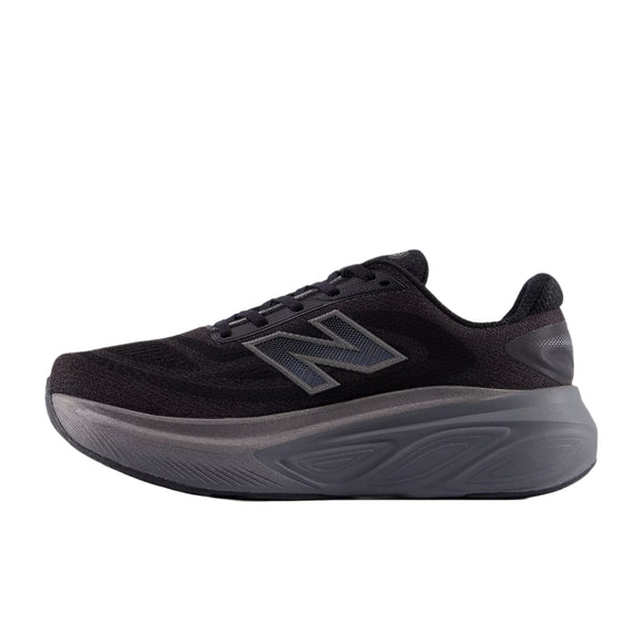 New Balance Freshfoam More V6, Herre, Black har en grå sål og det ikoniske N-logo, der vises i sideprofil mod en hvid baggrund. Oplev maksimal komfort med denne stilfulde løbesko.