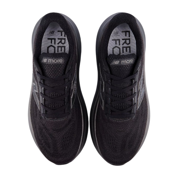Et par sorte New Balance Freshfoam More V6 herre løbesko vises ovenfra med snørebånd, mesh-struktur og indlægssåler med NB Fresh Foam-branding - designet til optimal komfort på en hvid baggrund.
