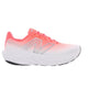 Et sidebillede af New Balance Freshfoam 1080v14 dame løbesko i Urgent Red med et fremtrædende sølvfarvet N-logo og en tyk hvid støddæmpende sål med sorte detaljer på ydersålen.