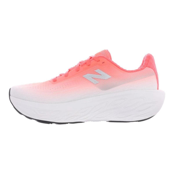 Et sidebillede af New Balance Freshfoam 1080v14 Dame løbesko i Urgent Red med en tyk, struktureret hvid sål, hvide snørebånd og N-logo med sort slidbane i bunden.