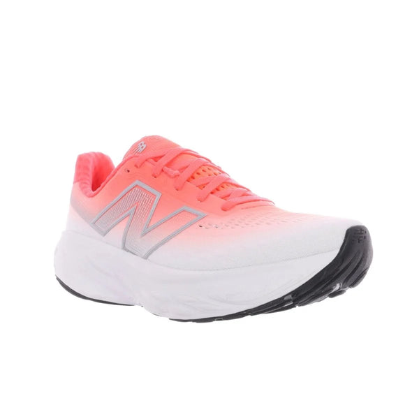 En enkelt New Balance Freshfoam 1080v14 Dame i Urgent Red med rosa og hvid overdel, sølvfarvet N-logo, hvid mellemsål og sort ydersål er vist fra forsiden.