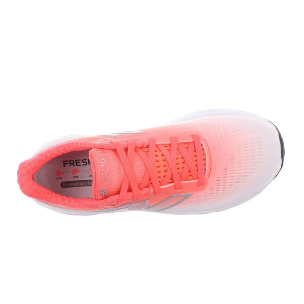 New Balance Freshfoam 1080v14 Dame i Urgent Red set ovenfra, med en gradient fra lyserød ved tåen til koralrosa ved hælen, matchende koralfarvede snørebånd og en hvid sål.