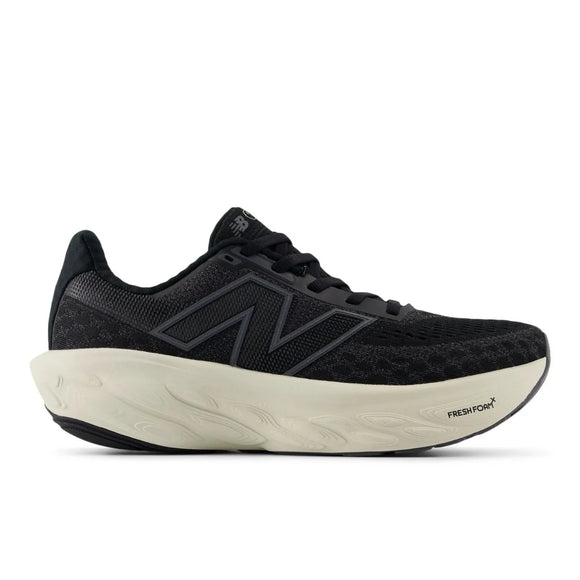 New Balance Freshfoam 1080 v14 Dame i sort, vist fra siden på en hvid baggrund med en tyk hvid Fresh Foam X-sål, leverer blød komfort til dine løbeture.