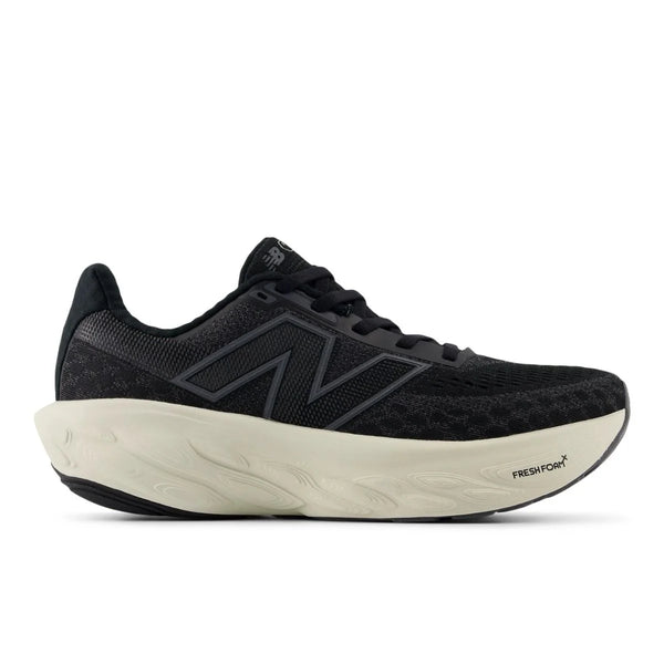 New Balance Freshfoam 1080v14 Dame i sort har et stort N-logo, sorte snørebånd og en tyk off-white Fresh Foam-sål for blød støddæmpning. Skoen er vist i profil mod højre.
