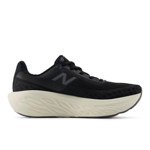 New Balance Freshfoam 1080v14 Dame i sort har en tyk, off-white tekstureret sål og et mørkt N-logo, vist i venstre profil på en hvid baggrund. Perfekt løbesko dame til dem, der søger blød støddæmpning.