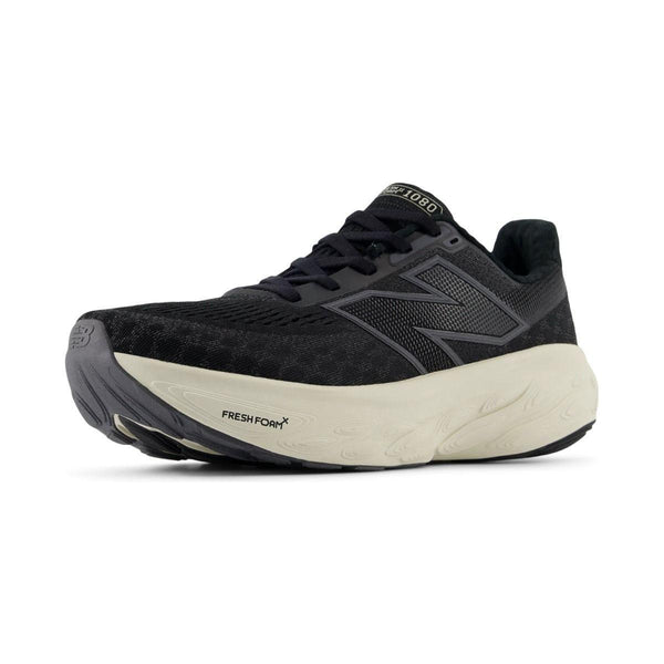New Balance Freshfoam 1080v14 Dame i sort med en tyk, let sål og Fresh Foam-label vises vinklet mod en hvid baggrund.