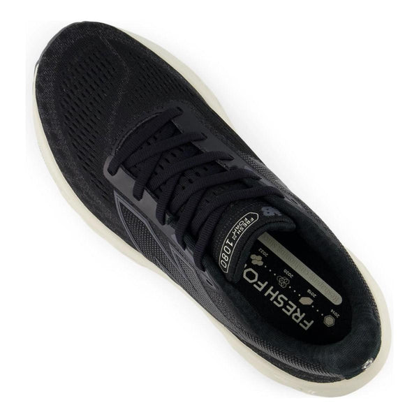 Fra oven ses New Balance Freshfoam 1080v14 dame i sort med hvid sål, overdel i mesh, sorte snørebånd, blød støddæmpning og synlig FRESH FOAM 1080 branding plus size på indersålen.
