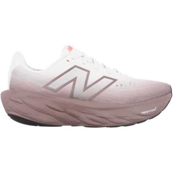 New Balance Freshfoam 1080v14 Dame i Earth Shadow har en gradient fra hvid til lysebrun, blød støddæmpning, en tyk polstret sål og det ikoniske New Balance N-logo på siden.
