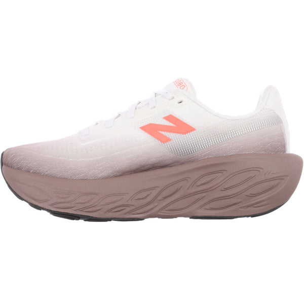 En New Balance Freshfoam 1080v14, Dame, Earth Shadow løbesko med hvid overdel, koralfarvet N-logo, bølgemønstret tyk beige-brun sål og subtil grå gradient på hælen, set fra siden.