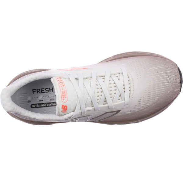 En top-down-visning af New Balance Freshfoam 1080v14 Dame i Earth Shadow med snørebånd, en lysegrå sål, diskrete rosa detaljer, blød stødabsorbering og Fresh Foam 1080-branding på tungen og indersiden.