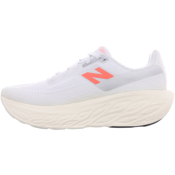 New Balance Freshfoam 1080v14 Dame i hvid har en tyk, struktureret cremefarvet sål og et koralfarvet N-logo, der er designet til komfort. Vist i profil mod venstre.