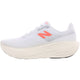 New Balance Freshfoam 1080v14 Dame i hvid har en tyk, struktureret cremefarvet sål og et koralfarvet N-logo, der er designet til komfort. Vist i profil mod venstre.