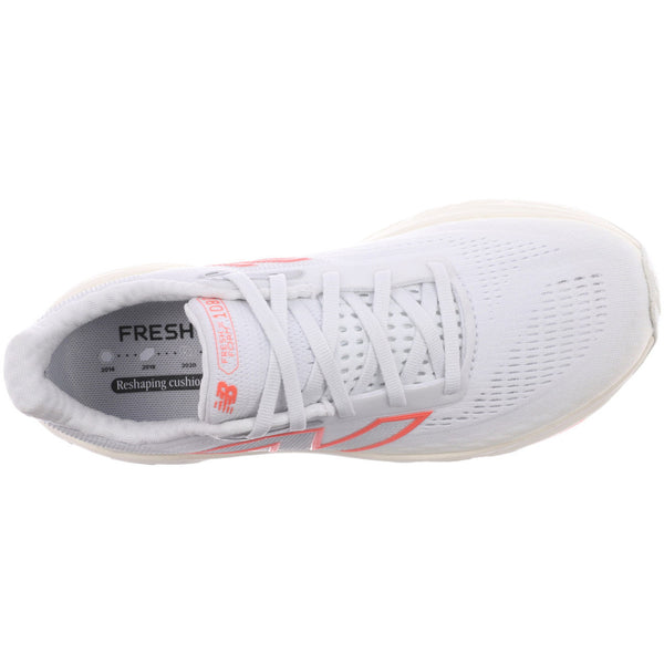 New Balance Freshfoam 1080v14, Dame, White løbesko set ovenfra med mesh-stof, hvide snørebånd og diskrete røde detaljer. På indersålen står der FRESH FOAM - perfekt som komfortløbesko til de daglige løbeture.