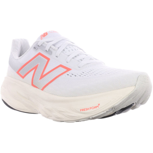 New Balance Freshfoam 1080v14 Dame i hvid har et dristigt pink og rødt N-logo, hvide snørebånd og en tyk Fresh Foam-sål for ultrakomfort og en let buet tå.