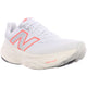 New Balance Freshfoam 1080v14 Dame i hvid har et dristigt pink og rødt N-logo, hvide snørebånd og en tyk Fresh Foam-sål for ultrakomfort og en let buet tå.