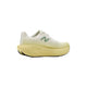New Balance Freshfoam 1080v14 Dame Winter Grass er en hvid løbesko med et lysegrønt N-logo og en tyk, lysegul sål - ideel som komfortabel løbesko til damer. Skoen vises i profil mod en almindelig hvid baggrund.
