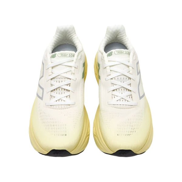 Et par New Balance Freshfoam 1080v14 løbesko dame i Winter Grass med hvide snørebånd, set ovenfra på en hvid baggrund. Disse komfortable sko har subtile grå detaljer og branding på tungen og siden.