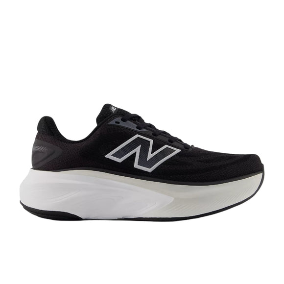 Freshfoam More V6 Dame i sort fra New Balance er en neutral løbesko med en tyk hvid sål og et fedt N-logo, vist i sideprofil på en hvid baggrund, designet til maksimal komfort.