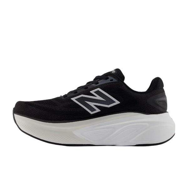 New Balance Freshfoam More V6 Dame i sort set fra siden med et stort hvidt N-logo, tyk polstret mellemsål for maksimal komfort, overdel i mesh, lavprofildesign og sort ydersål.