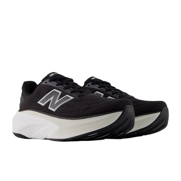 Et par New Balance Freshfoam More V6 Dame neutral i sort, med hvide såler og store hvide N-logoer for maksimal komfort, vises mod en almindelig hvid baggrund.