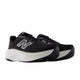 Et par New Balance Freshfoam More V6 Dame neutral i sort, med hvide såler og store hvide N-logoer for maksimal komfort, vises mod en almindelig hvid baggrund.