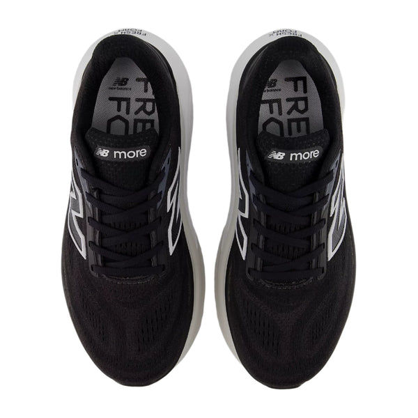 Et par sorte New Balance Freshfoam More V6 Dame-sneakers set fra oven med hvide mellemsåler, sorte snørebånd og N-logoer. På indlægssålerne står der FRESH FOAM og NB more for maksimal komfort.
